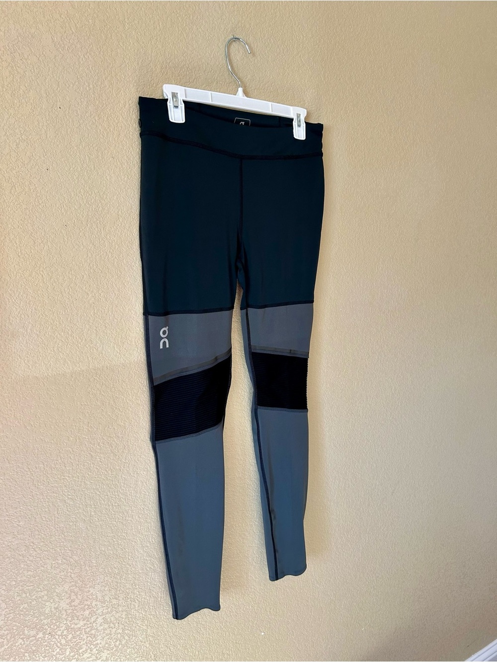 On Running Black Long Men's Tights - Swiss Engineering Size L Long Oncloud Gym - Picture 3 of 10